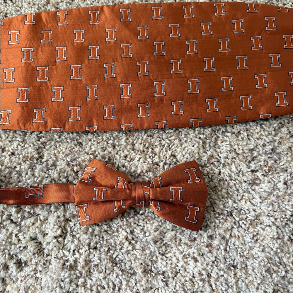 University of Illinois bow tie and cummerbund set. Ideal for formal events.
